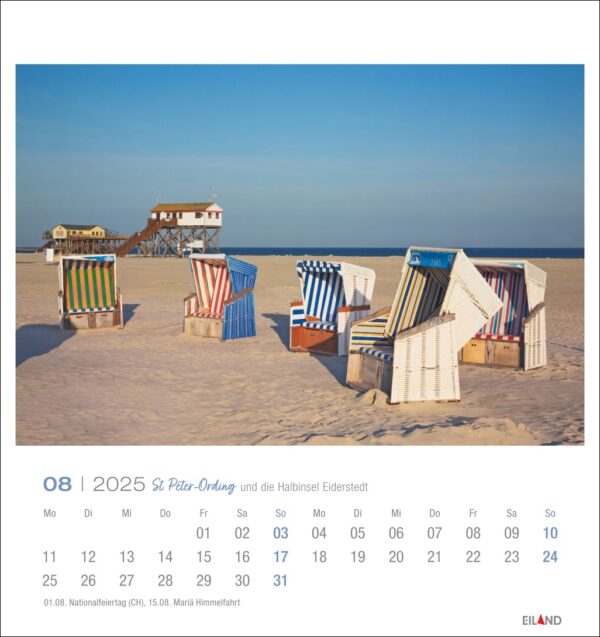 Eine St. Peter-Ording und die Halbinsel Eiderstedt - PostkartenKalender 2025 Seite für August mit einer ruhigen Strandszene in St. Peter-Ording auf der Halbinsel Eiderstedt. Sie zeigt bunt gestreifte Strandkörbe mit Stranddach
