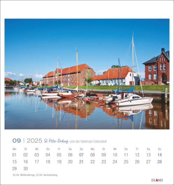 Eine Seite des PostkartenKalenders 2025 mit dem Titel St. Peter-Ording und die Halbinsel Eiderstedt, die den September 2025 zeigt, mit einem lebendigen Foto eines charmanten Yachthafens in St. Peter-Ording. Boote liegen in ruhigem Wasser vor Anker.