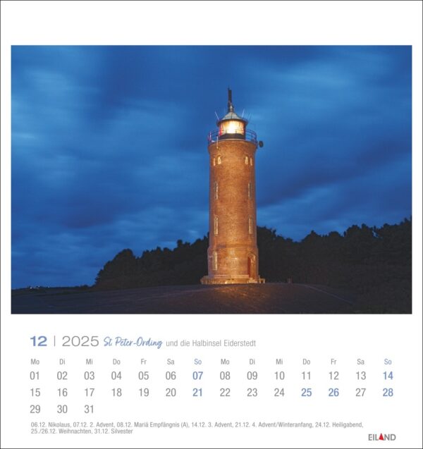 Eine St. Peter-Ording und die Halbinsel Eiderstedt - PostkartenKalender 2025 Seite für Dezember mit einem großen Foto eines Backsteinleuchtturms, der nachts beleuchtet ist, vor einem dunkelblauen Himmel. Der Leuchtturm ist von Bäumen umgeben, und die Kalenderdaten