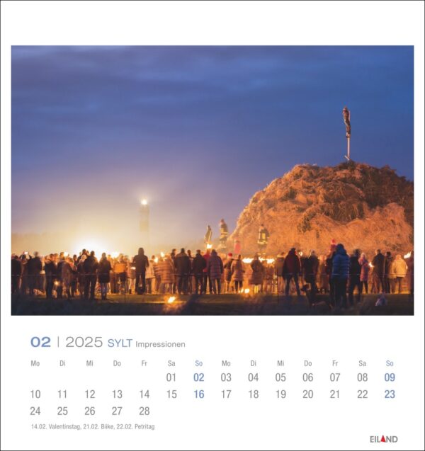 Ein Kalenderblatt für Februar 2025 aus der Serie „Sylt Impressionen – PostkartenKalender 2025“ mit einem Dämmerungsbild einer Menschenmenge, die ein großes Lagerfeuer an einem Strand umringt, mit einer Silhouette.