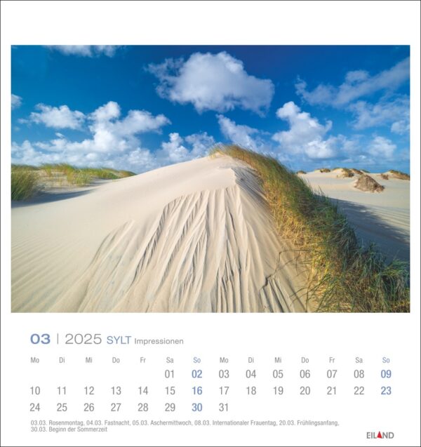 Eine Seite des Sylt Impressionen - PostkartenKalender 2025 für März zeigt ein Landschaftsfoto von Sanddünen unter einem klaren blauen Himmel, darunter ein Raster mit Text und Zahlen, die Tage und Daten darstellen.