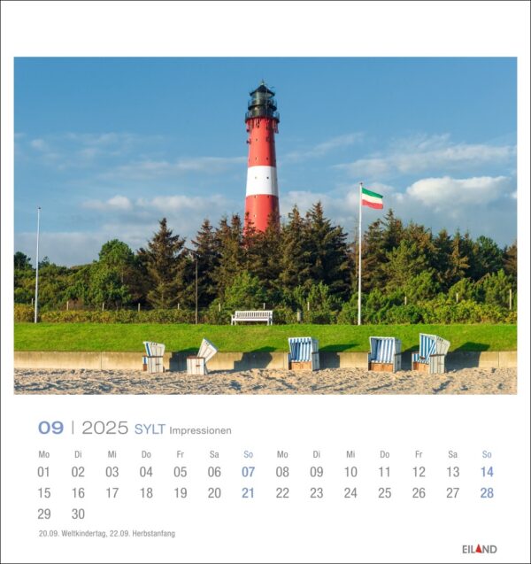Ein lebendiges Bild einer Kalenderseite für September 2025 aus dem "Sylt Impressionen - PostkartenKalender 2025" mit einem rot-weißen Leuchtturm auf der Insel Sylt. Im Vordergrund