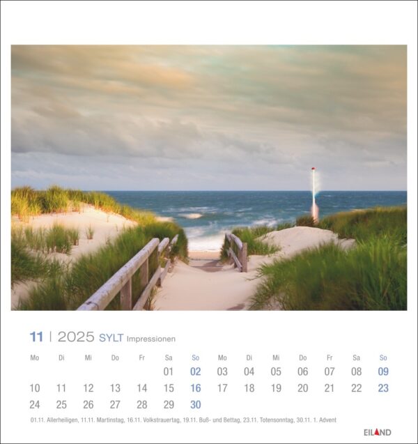 Eine Kalenderseite für November 2025 aus der Kollektion „Sylt Impressionen - PostkartenKalender 2025“ mit einer ruhigen Strandszene auf der Insel Sylt. Ein Sandweg, gesäumt von üppigen grünen Dünen, führt