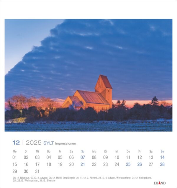 Eine Seite des Sylt Impressionen - PostkartenKalender 2025 für Dezember mit einem Foto einer verschneiten Landschaft in der Abenddämmerung mit einer großen Kirche, die von warmen Lichtern inmitten der kalten Blautöne des Abendhimmels hervorgehoben wird. Wichtige Daten und