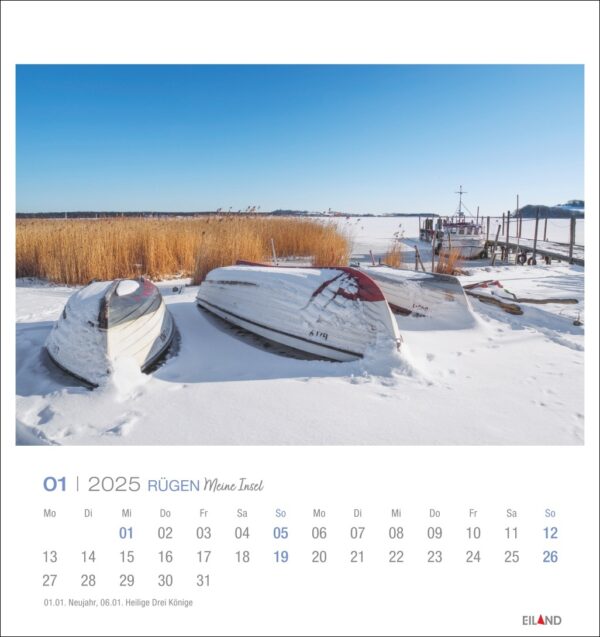 Eine Rügen - PostkartenKalender 2025 Seite für Januar mit einer verschneiten Landschaft mit umgekippten Booten neben trockenem Schilf an einem zugefrorenen See unter einem strahlend blauen Himmel. Tage und Daten sind unter dem Kalender aufgeführt.