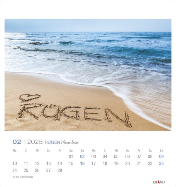 Eine Rügen - PostkartenKalender 2025 Seite für Februar mit "Rügen Mönchgut" und einem Herz auf einem Sandstrand. Sanfte Wellen nähern sich dem Ufer und der Himmel ist klar.