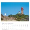 Eine Rügen - PostkartenKalender 2025 Seite für März mit einem Foto eines Leuchtturms auf der Insel Rügen bei Sonnenuntergang. Der Leuchtturm steht auf einem grünen Hügel und ein großer, blasser