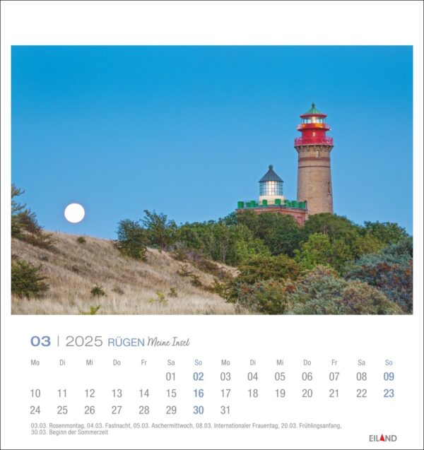 Eine Rügen - PostkartenKalender 2025 Seite für März mit einem Foto eines Leuchtturms auf der Insel Rügen bei Sonnenuntergang. Der Leuchtturm steht auf einem grünen Hügel und ein großer, blasser