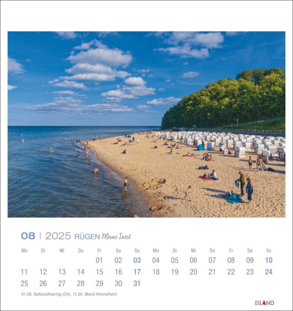 Eine Kalenderseite für August 2025 aus dem Rügen - PostkartenKalender 2025 zeigt eine Strandszene auf der Insel Rügen, Deutschland. Menschen sonnen sich und schwimmen in der Nähe von weißen Strandkörben auf