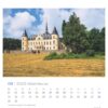 Eine Seite des Rügen-PostkartenKalenders 2025 für September zeigt ein Bild von Schloss Rügen, einem prachtvollen Schloss mit mehreren Türmen, umgeben von üppigen Bäumen und einer großen, trockenen Grasfläche.