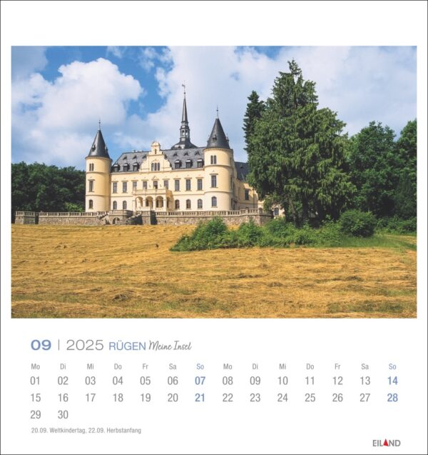 Eine Seite des Rügen-PostkartenKalenders 2025 für September zeigt ein Bild von Schloss Rügen, einem prachtvollen Schloss mit mehreren Türmen, umgeben von üppigen Bäumen und einer großen, trockenen Grasfläche.