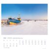 Ein Usedom - PostkartenKalender 2025 für Februar zeigt eine verschneite Landschaft mit einem blau-gelben Boot namens "Nordstern", das neben einem Holzsteg auf Usedom angedockt ist, unter einem