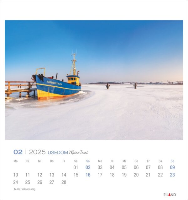 Ein Usedom - PostkartenKalender 2025 für Februar zeigt eine verschneite Landschaft mit einem blau-gelben Boot namens "Nordstern", das neben einem Holzsteg auf Usedom angedockt ist, unter einem