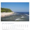 Eine Usedom - PostkartenKalender 2025 Seite für März mit einer malerischen Ansicht des Strandes der Insel Usedom mit Touristen, einem bewaldeten Hügel und hölzernen Buhnen im Meer. Der Kalender