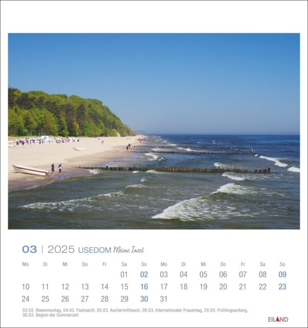 Eine Usedom - PostkartenKalender 2025 Seite für März mit einer malerischen Ansicht des Strandes der Insel Usedom mit Touristen, einem bewaldeten Hügel und hölzernen Buhnen im Meer. Der Kalender