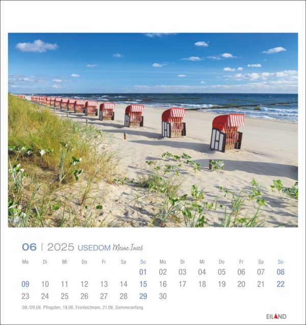 Ein Usedom - PostkartenKalender 2025 für Juni zeigt einen ruhigen Strand auf der Insel Usedom mit einer Reihe von Strandkörben entlang der Küste mit Blick auf das Meer.