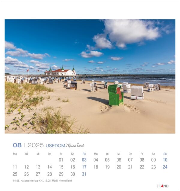 Eine Usedom - PostkartenKalender 2025-Seite für August, die eine ruhige Strandszene auf der Insel Usedom zeigt. Es gibt Reihen von Strandkörben am Sandstrand, in der Ferne ein Gebäude unter einem.