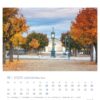 Eine Usedom - PostkartenKalender 2025 Seite für November zeigt eine friedliche Herbstszene in Usedom mit Bäumen in leuchtenden Orange- und Gelbtönen, die einen Weg säumen, der zu einer klassischen Straßenlaterne führt und einem