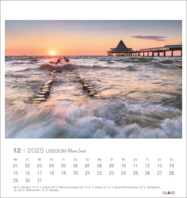Eine Usedom - PostkartenKalender 2025-Seite für Dezember mit einem ruhigen Strand bei Sonnenuntergang auf Usedom mit einem Holzsteg und einem Pavillon in der Ferne. Wellen schäumen um hölzerne Buhnen, die sich ins Meer erstrecken.