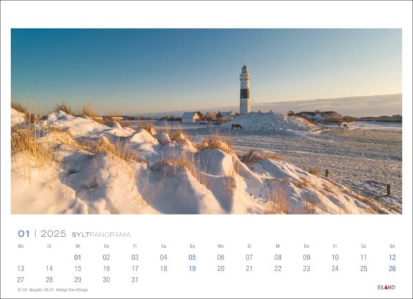 Ein Kalenderblatt zum Sylt Panorama 2025 mit einem verschneiten Sylt-Panorama bei Sonnenuntergang mit einem hohen Leuchtturm im Hintergrund. Die Kalenderdaten sind unten angeordnet und die Szene ist in goldenes Licht getaucht.