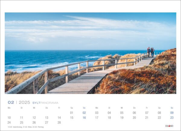Eine Kalenderseite für das Sylt Panorama 2025 mit einem Holzsteg, der sich durch mit fleckigem Gras bedeckte Sanddünen schlängelt und unter einem klaren blauen Himmel zum Meer führt.