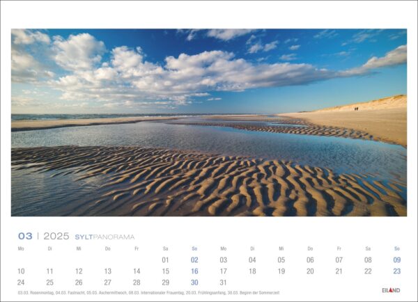 Ein Sylt-Panorama 2025 mit einem ruhigen Strand mit welligem Sandmuster, der sich in Richtung eines blauen Himmels mit vereinzelten Wolken erstreckt. Die Kalenderdaten sind unten in Zeilen angeordnet.