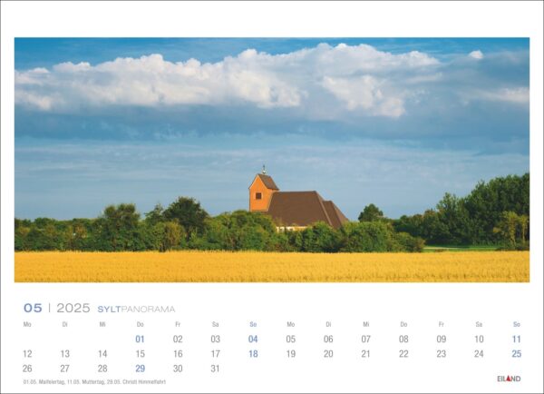 Eine Kalenderseite für Mai 2025 mit einem Sylt-Panorama 2025 mit einer großen Kirche umgeben von üppigen grünen Feldern unter einem blauen Himmel mit vereinzelten Wolken. Die Daten sind unter dem ruhigen Bild aufgeführt.