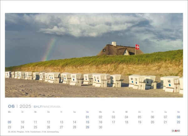 Eine Kalenderseite des „Sylt Panorama 2025“ zeigt eine ruhige Strandszene auf Sylt mit einer Reihe weißer Strandhütten. Eine grasbewachsene Düne mit einem strohgedeckten Häuschen liegt darunter