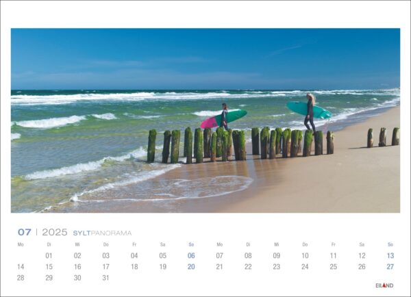 Zwei Surfer mit Surfbrettern nähern sich dem Meer an einem mit Holzpfählen gesäumten Sandstrand unter einem klaren blauen Himmel im Sylt Panorama 2025. Das Bild zeigt auch einen Kalender für Juli 2025.