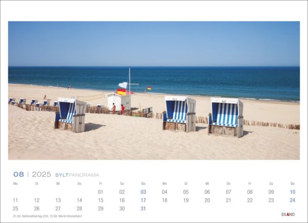 Eine Seite des Sylt-Panoramas 2025 zeigt eine ruhige Strandszene mit drei blau-weiß gestreiften Strandstühlen und einem bunten Sonnenschirm am Sandstrand mit Blick auf ein ruhiges Meer unter einem klaren blauen Himmel.