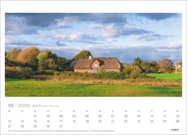 Eine Sylt Panorama 2025-Seite für Oktober mit einer ruhigen Landschaft mit einem traditionellen Reetdachhaus inmitten üppiger grüner Felder unter einem blauen Himmel mit vereinzelten Wolken. Daten und Tage sind unten aufgeführt.
