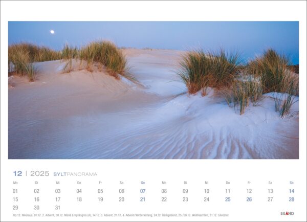 Eine Kalenderseite des Sylt-Panoramas 2025 für Dezember mit einem ruhigen Sylt-Panorama aus Sanddünen mit spärlichem Gras unter einem Abendhimmel und einem sichtbaren Mond, überlagert von einem einfachen Rasterkalender mit Daten.