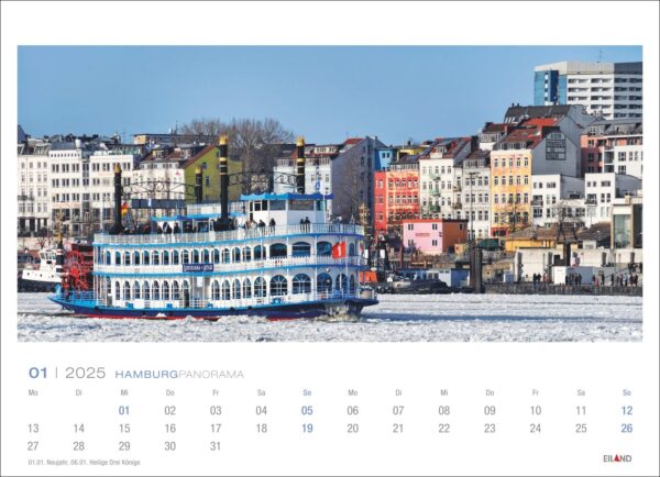 Eine farbenfrohe Kalenderseite für das Hamburg Panorama 2025 mit einer Panoramaszene von Hamburg mit bunten Gebäuden entlang der Uferpromenade. Im Vordergrund ist ein alter blauer Raddampfer auf einem Fluss zu sehen, im Kontrast dazu.