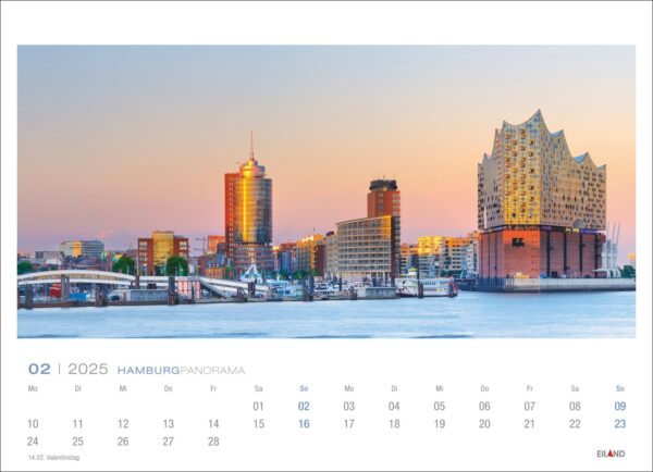 Eine Kalenderseite für das Hamburg Panorama 2025 mit einem Sonnenuntergangspanorama der Hamburger Skyline, einschließlich der Elbphilharmonie und anderer moderner Gebäude am Wasser. Die Daten sind unter dem Bild angeordnet.