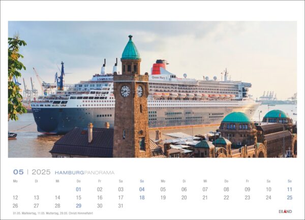 Ein großes Kreuzfahrtschiff, die Queen Mary 2, legte an einem sonnigen Tag hinter dem Hamburg Panorama 2025 mit einer grünen Kuppel und einem Glockenturm in Deutschland an.