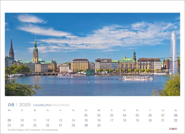 Panoramablick auf die Hamburger Stadtlandschaft mit der Alster mit einem großen Brunnen, historischen Gebäuden mit hohen Türmen und klarem blauen Himmel, gerahmt als Kalenderseite des Hamburg Panorama 2025