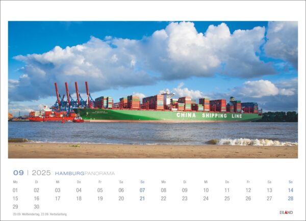Ein großes Frachtschiff mit bunten Containern und der Aufschrift „Hamburg Panorama 2025“ schwimmt unter einem bewölkten Himmel auf einem Fluss, flankiert von Industriekränen, auf einem Kalenderblatt für September, auf dem die Wochentage verzeichnet sind.