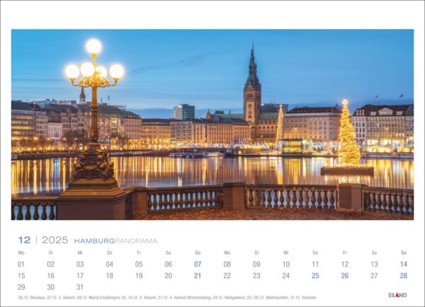 Eine Kalenderseite für das Hamburg Panorama 2025 mit einem nächtlichen Panorama von Hamburg. Sie zeigt beleuchtete Gebäude und einen Weihnachtsbaum an der Alster, im Vordergrund eine goldene Straßenlaterne.