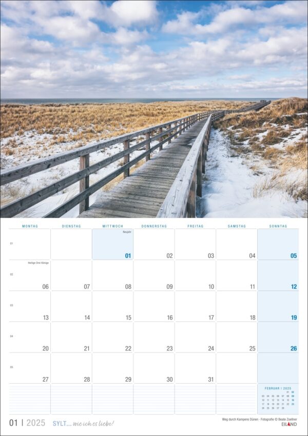 Ein Sylt … wie ich es liebe Kalenderblatt 2025 mit einer ruhigen Winterlandschaft auf Sylt, mit einem langen Holzsteg, der sich über ein schneebedecktes Feld unter einem bewölkten Himmel erstreckt. Die Wochentage sind aufgeführt.