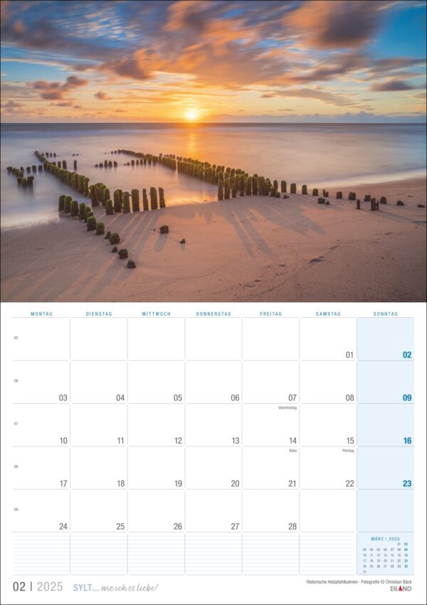 Ein Kalenderblatt „Sylt ... wie ich es liebe“ für 2025, das die Oktobertage zeigt, überlagert mit einem ruhigen Sonnenuntergang am Strand von Sylt, mit einem Meer, das leuchtende Orange- und Blautöne reflektiert, Holzpfählen im Sand und einem klaren Himmel.