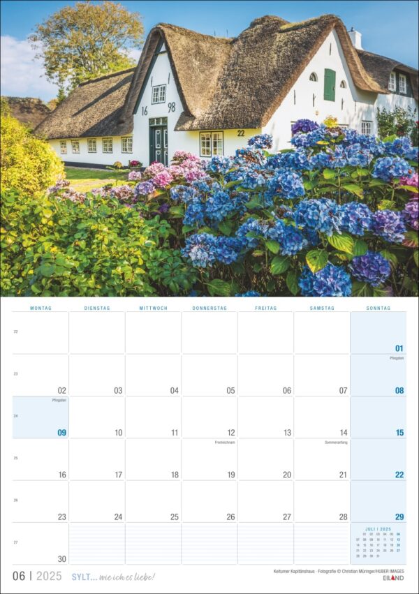 Eine Sylt … wie ich es liebe 2025 Kalenderseite zeigt ein malerisches weißes Haus mit Strohdach, umgeben von bunten Hortensien auf Sylt. Das Kalenderraster enthält deutsche Wochentage und verschiedene in