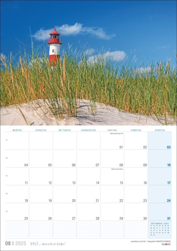 Eine Kalenderseite für Sylt ... wie ich es liebe 2025 mit einem Foto eines rot-weißen Leuchtturms auf Sylt hinter hohem grünem Gras unter einem klaren blauen Himmel. Die Daten sind in Zeilen darunter angeordnet.