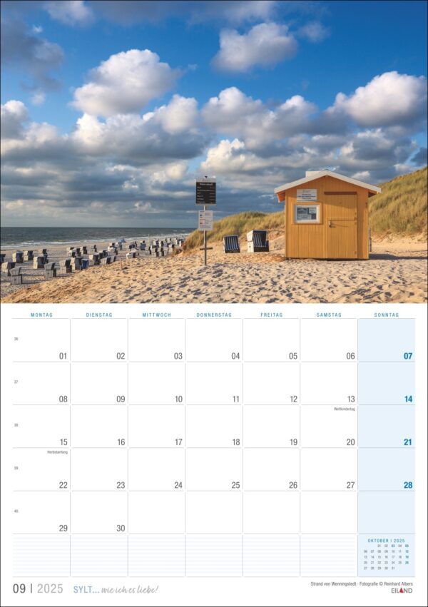 Ein Sylt ... wie ich es liebe 2025 Kalenderblatt für September, das eine friedliche Strandszene auf Sylt mit einer Holzhütte und Strandkörben unter klarem Himmel zeigt. Die Daten sind in einem Raster unter dem Bild angeordnet.