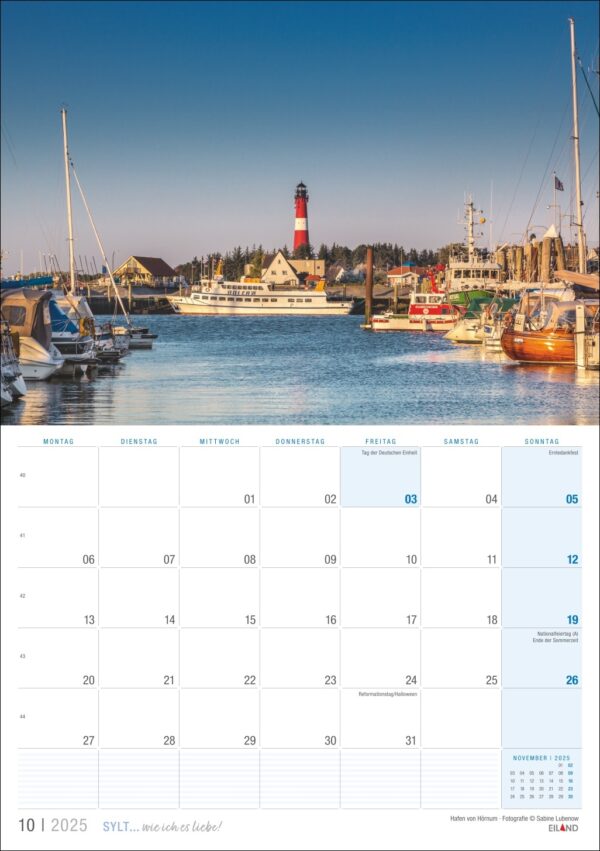 Eine Kalenderseite für Sylt ... wie ich es liebe 2025 mit einem Landschaftsfoto des Sylter Hafens bei Sonnenuntergang. Der Hafen ist mit Booten und Yachten übersät, im Hintergrund ragt markant ein Leuchtturm empor.