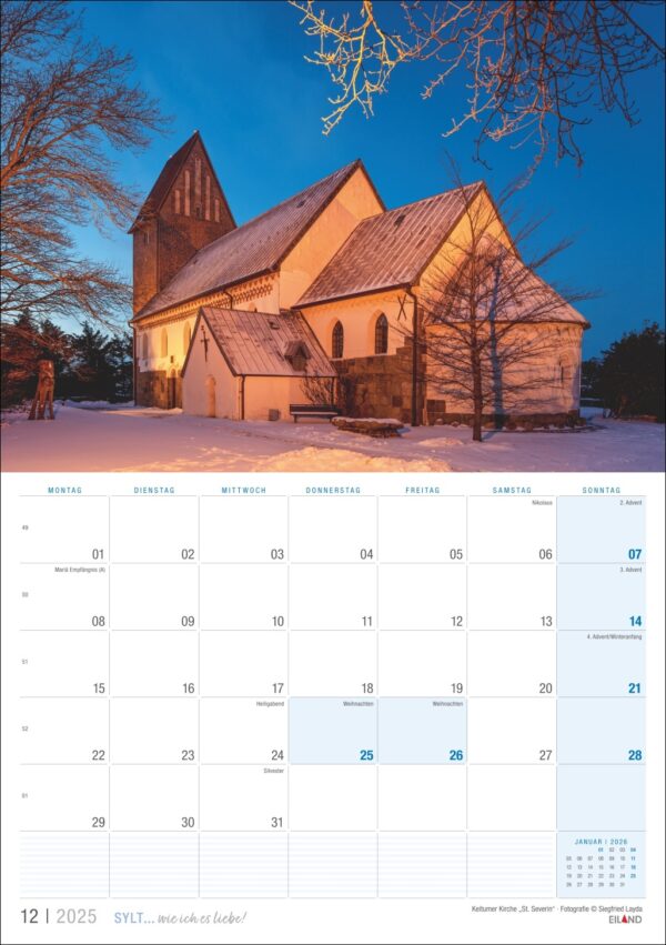 Ein Sylt … wie ich es liebe 2025 Kalenderblatt für Dezember mit einem Bild einer schneebedeckten Kirche in der Dämmerung. Bäume und Schnee werden im Hintergrund von sanften Dämmerungstönen beleuchtet. Wochentage