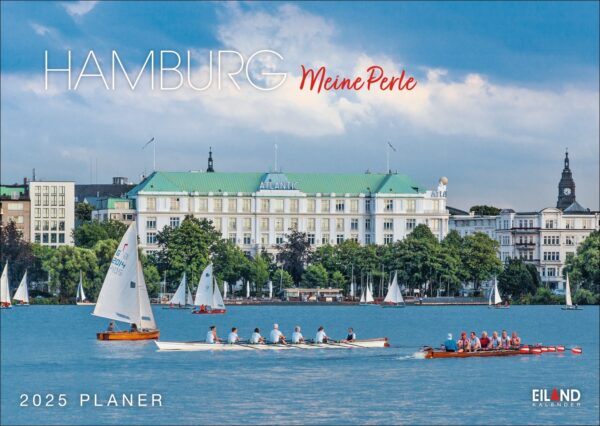 Ein Werbebild für Hamburg mit Segelbooten und Ruderteams auf einem See, mit dem eleganten Hotel Atlantic im Hintergrund unter blauem Himmel. Der Text „Hamburg meine Perle 2025“ überlagert die