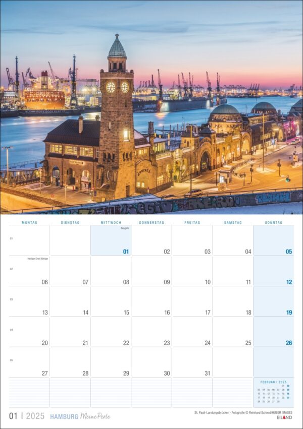 Eine Kalenderseite für Hamburg …meine Perle 2025 mit einem Landschaftsfoto des Hamburger Hafens in der Abenddämmerung mit sichtbaren historischen Gebäuden und Kränen. Die Daten sind unter dem Bild angeordnet. Titel „Hamburg Meine Perle 2025