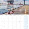 Eine Kalenderseite für „Hamburg …meine Perle 2025“ für Februar mit einem großen Frachtschiff, das in den geschäftigen Hamburger Hafen einläuft, der als „meine Perle“ bekannt ist. Das Bild zeigt einen klaren Himmel und das Datumsraster darunter zeigt