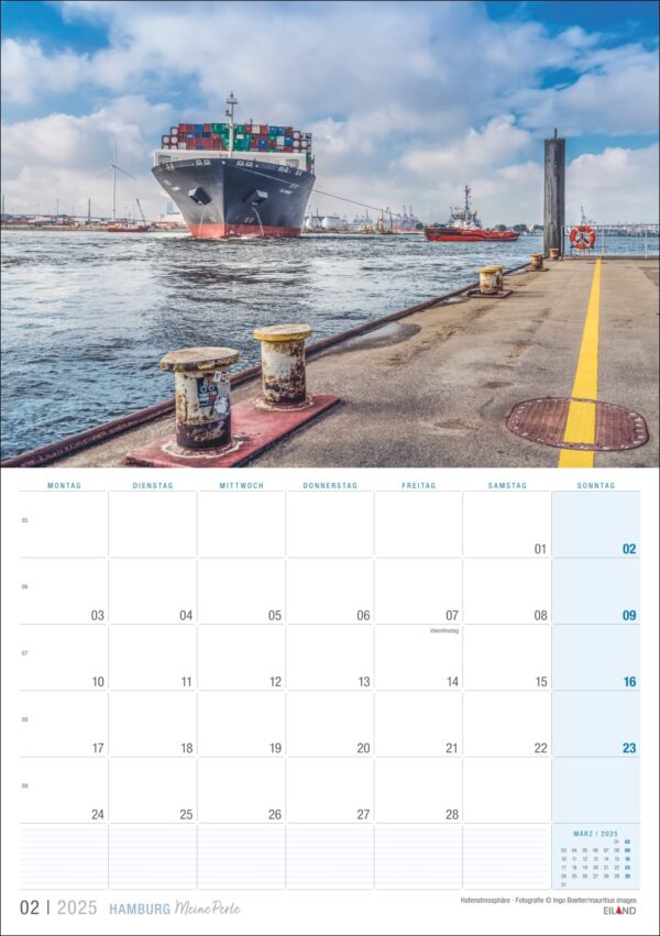 Eine Kalenderseite für „Hamburg …meine Perle 2025“ für Februar mit einem großen Frachtschiff, das in den geschäftigen Hamburger Hafen einläuft, der als „meine Perle“ bekannt ist. Das Bild zeigt einen klaren Himmel und das Datumsraster darunter zeigt