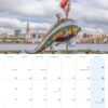 Kalender 2025 mit Januar, mit dem Bild einer farbenfrohen, skurrilen Skulptur, die einer Figur ähnelt, die auf einem Delphin reitet, vor der Skyline von Hamburg mit bewölktem Himmel darüber. Die Überschrift bezeichnet sie stolz als „Hamburg … meine Perle 2025“.
